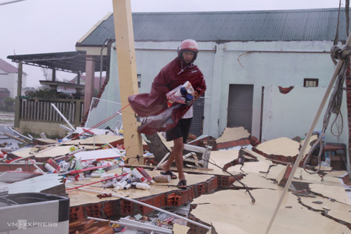 [Video] Nhà dân đổ sập do bão số 4